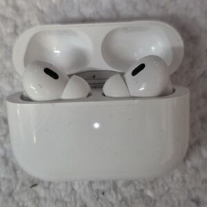 Wireless Noise-Cancelling Earbuds in White - Premium Charging Case